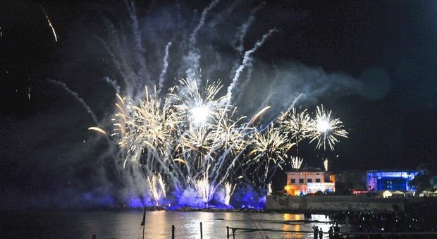 Ladispoli, la mega festa dello "zar" del gas: il pianoforte va in fiamme, Enrique Iglesias canta sul mare