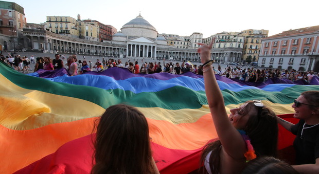 Pride Napoli, insulti e cinghiate per due giovani: «In giro c'erano bande omofobe»