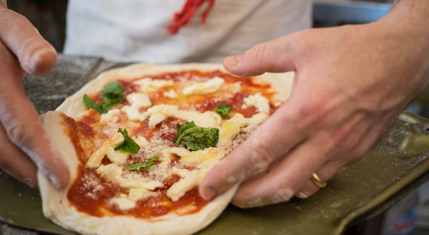A Napoli «Fatte 'na Pizza»: mani in pasta e lezioni in italiano, inglese e napoletano