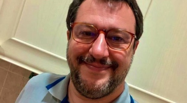 Matteo Salvini cambia look: «Ho messo gli occhiali da vista». E nei commenti è odio e amore