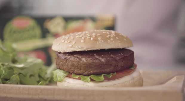 Polpette, burger e salsicce fatte con il pisello giallo: la sfida sostenibile di Findus Green Cuisine