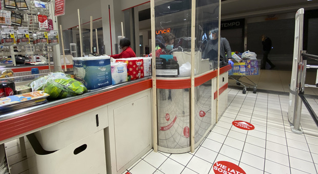 Vaccini Covid, la petizione: «Priorità ai lavoratori essenziali come i cassieri del supermercato»