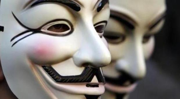 Londra, manifestazione Anonymus tenta di occupare Buckingham Palace: 10 arresti