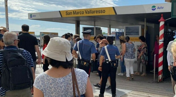 Seguono una turista al bancomat e le sfilano al volo il portafogli con 100 euro ma i carabinieri li "pizzicano": arrestati un 35enne e un 28enne