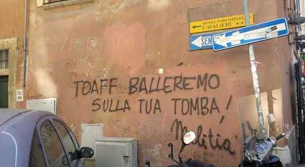Roma, «Toaff balleremo sulla tua tomba» Scritta choc sul muro al Colosseo