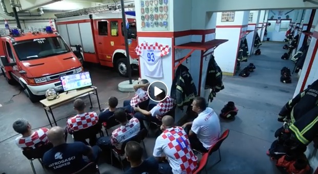Rakitic sta per calciare il rigore decisivo ma suona la sirena: la reazione dei vigili del fuoco croati è magnifica Video