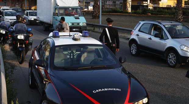 Pomigliano, evade dai domiciliari per fare il parcheggiatore abusivo: arrestato