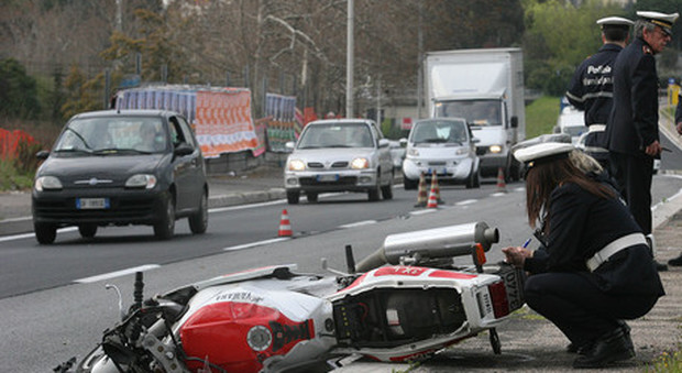 Milano, motociclista di 49 anni travolto e ucciso da un pirata: è stato trascinato per 30 metri da un furgone