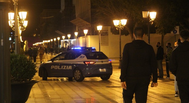 Controlli della polizia nel centro di Taranto