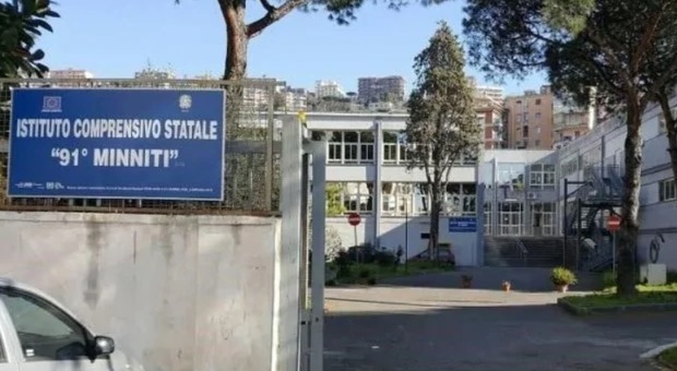 Napoli, focolaio al Minniti di Fuorigrotta: 22 positivi in una sola classe, screening su 400 tra studenti e docenti