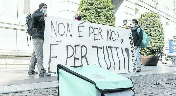Rider multati di 400 euro per assembramento nel sit-in di protesta: «Non è per noi, è per tutti»
