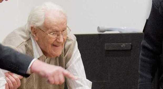 Processato a 93 anni il "contabile" di Auschwitz: «Nessun dubbio, sono colpevole»