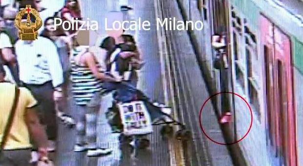 Milano, presa la banda dei furti col passeggino: arrestate 5 mamme che rubavano con i figli