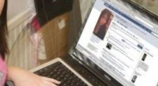 La dipendente navigava su Facebook invece di lavorare (archivio)