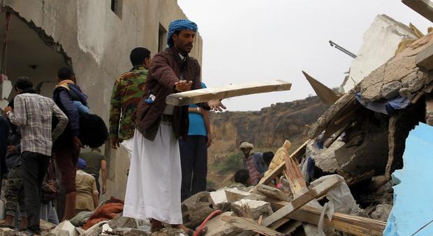 Yemen, strage di civili: 14 persone morte in raid aerei della coalizione saudita