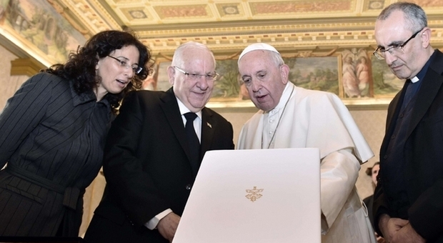 Papa Francesco con il presidente israeliano Rivlin. Sulla destra, padre Pino Di Luccio