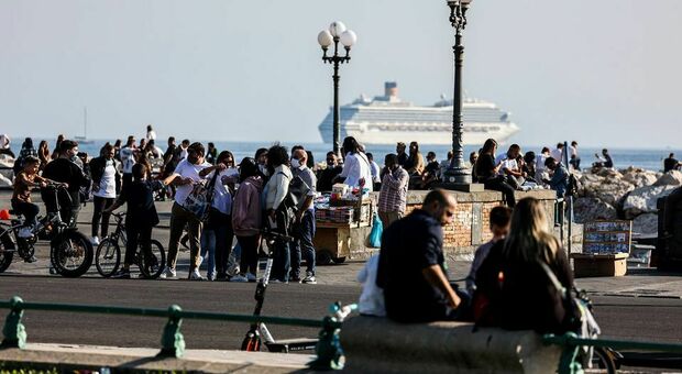 Piano anti-assembramenti a Napoli, de Magistris smentisce il divieto di circolazione pedonale