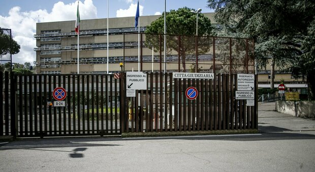 Roma, psichiatra ricatta la paziente: si fa svendere casa in Centro