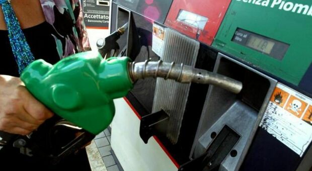Caro-carburanti, i controlli della Gdf: zone di criticità. In Puglia 2,5 euro a litro