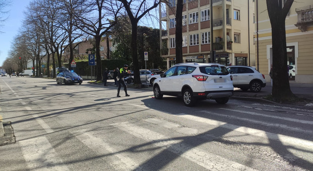 Incidente in viale Monte Grappa a Treviso. Pedone investito mentre attraversava la strada, è grave