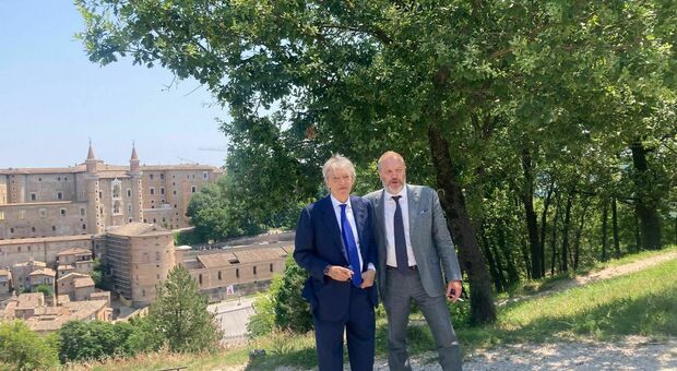 Massimo Moratti e Andrea De Crescentini, alle loro spalle lo spettacolare skyline di Urbino