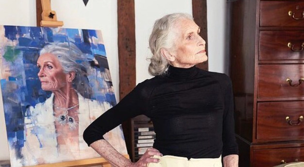 Daphne Selfe, la modella più anziana al mondo ha 95 anni. «I miei segreti? Champagne, broccoli, la crema Nivea e gli amici»