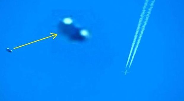 Roma, fotografo inquadra l'aereo e avvista un «ufo»
