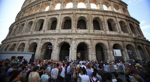 Roma, Colosseo e Foro chiusi per assemblea sindacale: rabbia tra i turisti