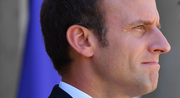 Francia, Macron fa ingrandire il ritratto ufficiale: ai Comuni costerà 2,7 milioni di euro in più