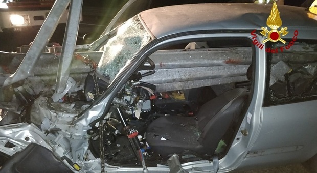 Auto squarciata dal guardrail nello schianto: 21enne è grave