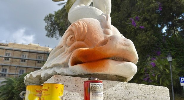 Roma, fumogeni a piazza del Popolo per la manifestazione: imbrattata la Fontana della Dea Roma