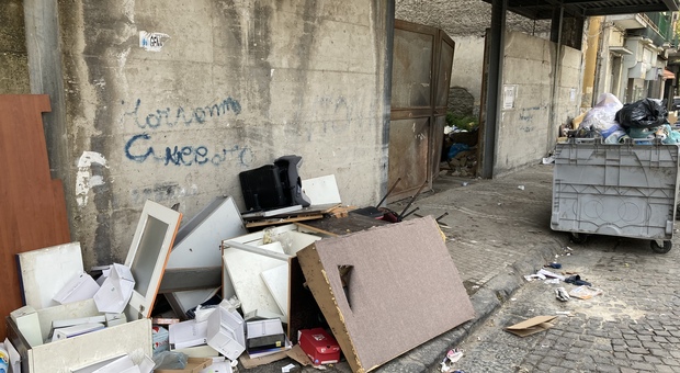 Napoli, l'ex Maestoso di Barra invaso da rifiuti e ratti: nessuna traccia del cine-teatro