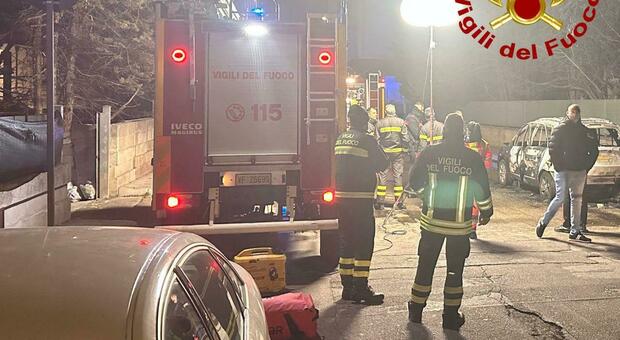 Cadavere di un uomo trovato dentro un auto incendiata a Lecce. «Era carbonizzato». L'ultimo messaggio su Fb