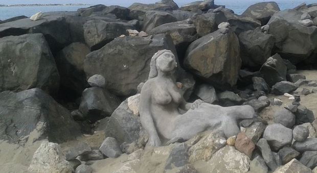 Sirene, elefanti e yogi a Fiumicino: mostra spontanea dona bellezza e dignità all'arenile abbandonato