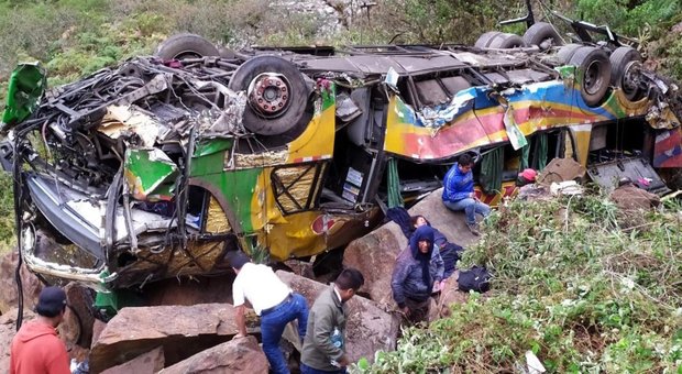 Incidente in Perù, bus precipita in una scarpata: almeno 18 morti e 24 feriti