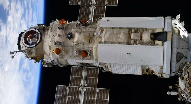 Paura nello spazio, la stazione spaziale internazionale si inclina in modo incontrollato