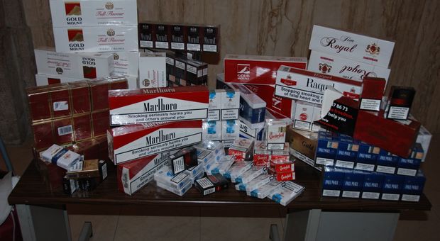 In casa undici chili di sigarette di contrabbando e droga, nei guai un incensurato