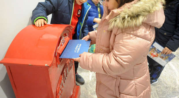 «Caro Babbo Natale, porta via il Covid»: migliaia di bambini scrivono letterine e cambiano i desideri