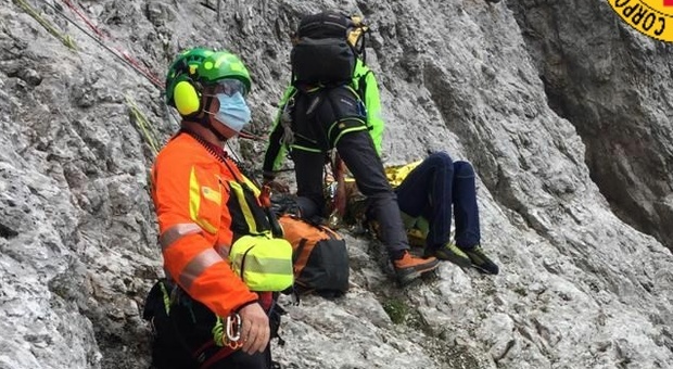 Alpinista cade e resta ferito, lo salva il compagno di cordata: le loro grida sentite da escursionisti di passaggio E scatta il soccorso