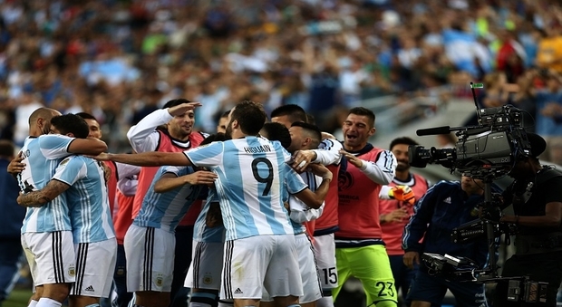 Argentina, debutto ok contro il Cile ma Higuain non segna. «Il futuro? Dopo la coppa»