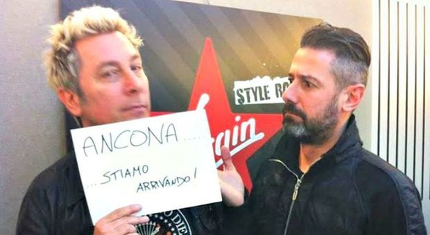 Ringo dj mostra un cartello con la scritta: Ancona stiamo arrivando