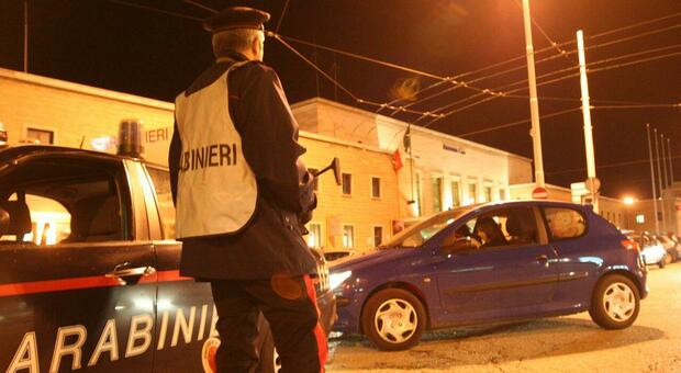 Ubriaca scatena il caos in caserma: morde un carabiniere, denunciata