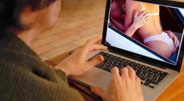 Filma il sesso con tre 18enni: video sul web, denunciato un 35enne