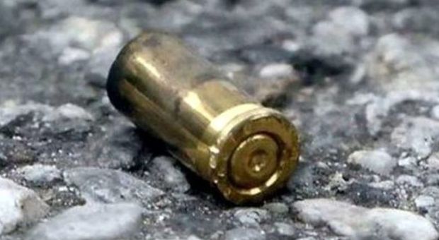 Napoli, quattro colpi di pistola esplosi nella notte: uno finisce contro un'automobile