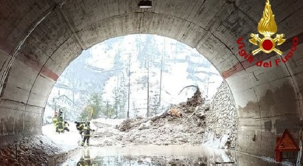 Frana oggi in Val di Zoldo: strada invasa dai detriti