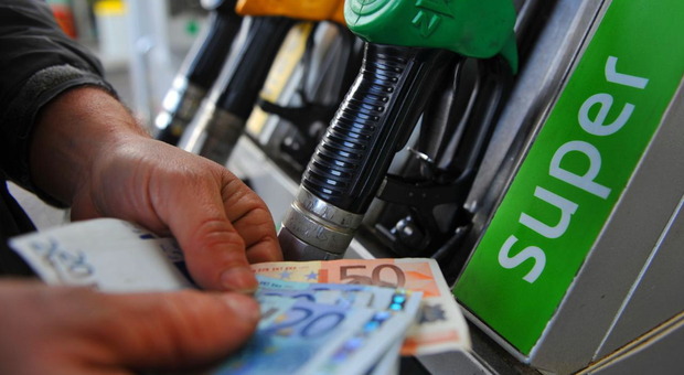 La Procura di Perugia indaga sugli aumenti di diesel e benzina. Si muove la Finanza. Il Codacons: «Oltre 900 euro in più a famiglia»
