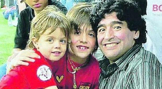 Diego Maradona con il piccolo Daniel Maldini