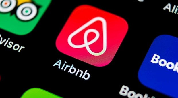 Affittava la casa popolare su Airbnb a 132 euro al giorno: sfrattato e condannato con una maximulta