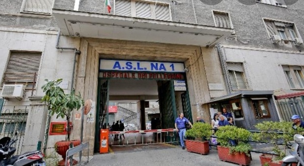 Napoli, lite in strada per la vernice del cantiere: accoltellato operaio, ferito anche il figlio