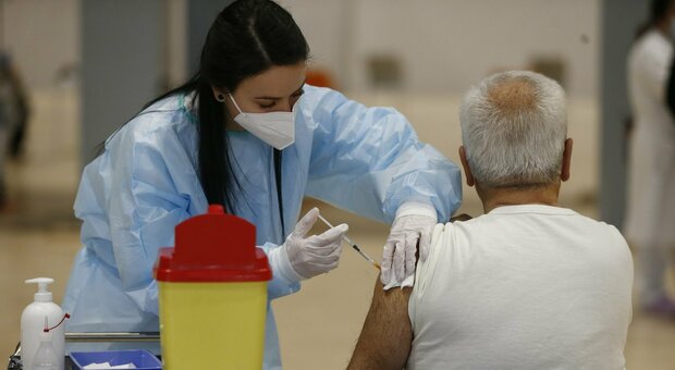 Over 60, nelle Marche la terza dose la prenotano in mille. L’infettivologo Tavio: «Nel mio reparto a Torrette il 90% dei pazienti è senza vaccino»